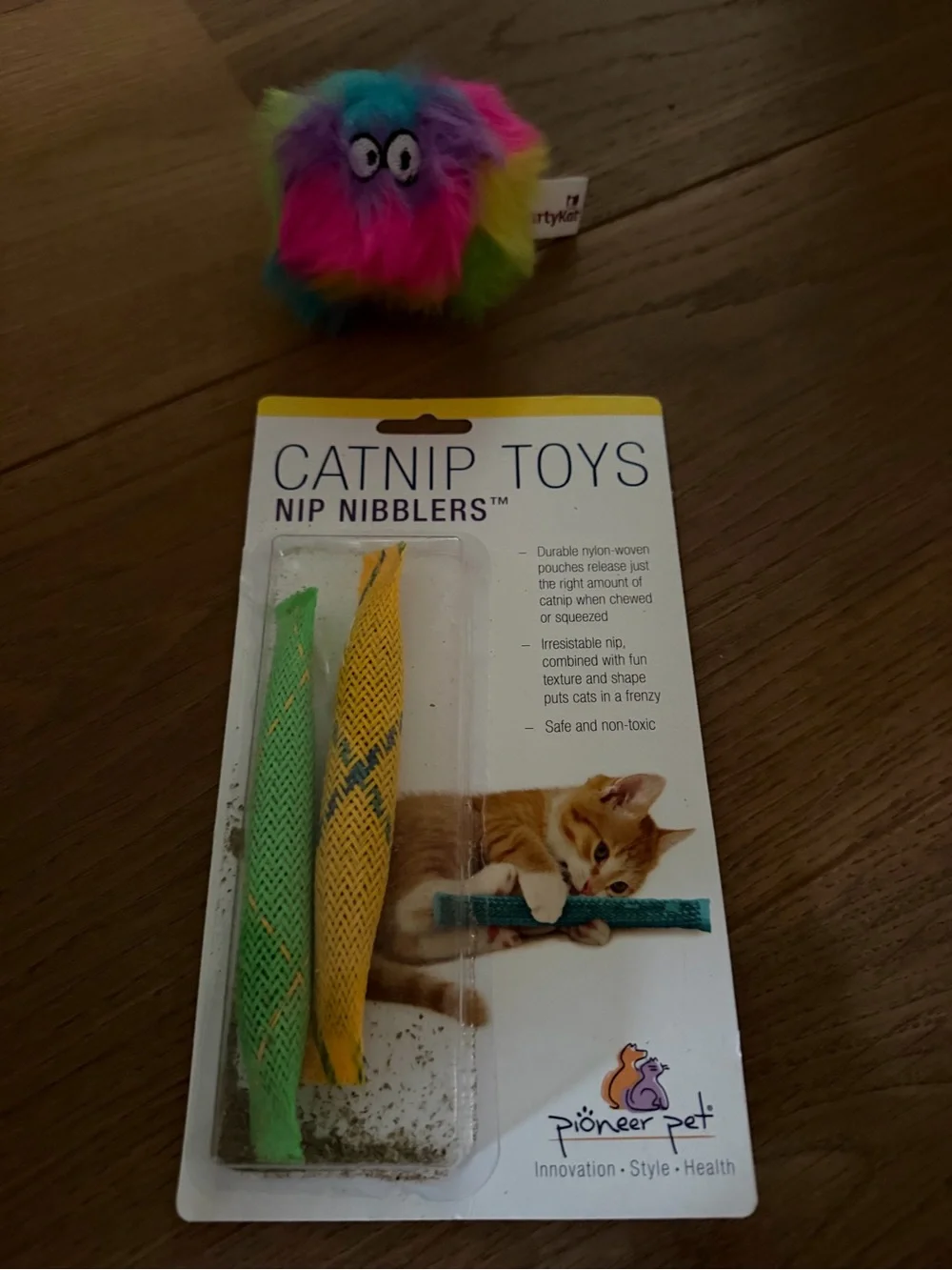 Lot for a lucky cat! Grass patch hunting box, scratcher bed, stuffed catnip toys